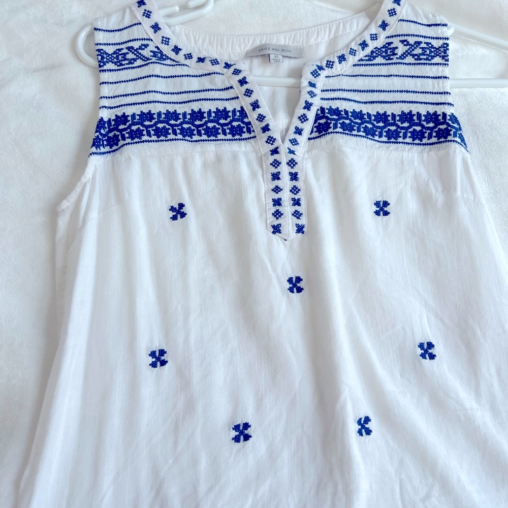 Skies are Blue White and Blue Embroidered top size xs